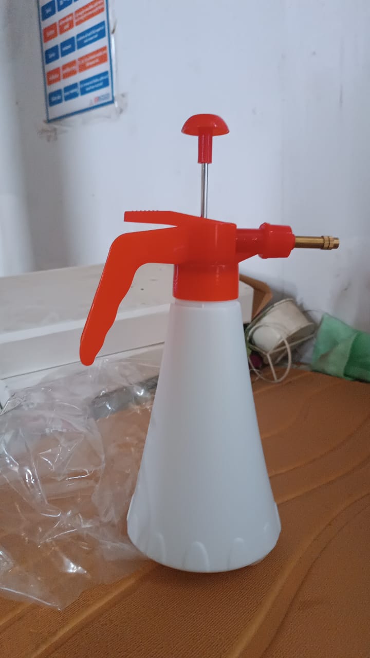 Handheld Pressure Water Sprayer Bottle (1 Litre)